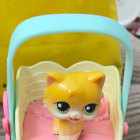 Littlest pet shop cat with magnetic feet which connect to cat’s bed. - Picture 7 of 8